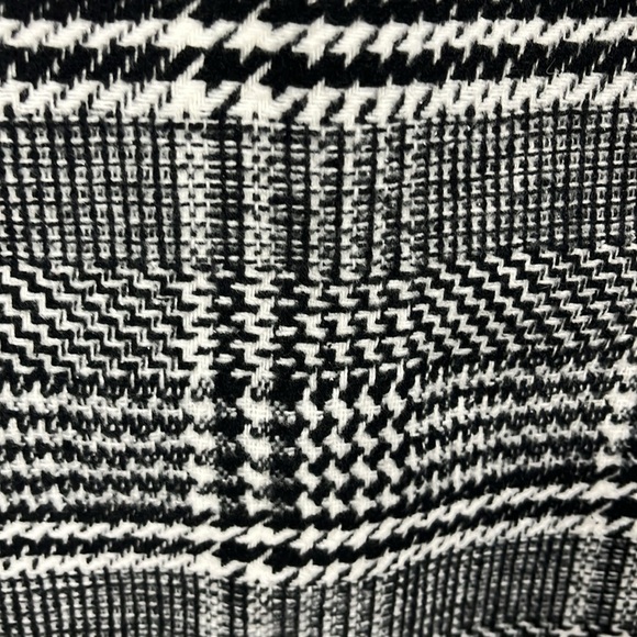 The Free Yoga Womens Jumper M Black White Texture Pattern Lined Back Zip Mini - Picture 4 of 14